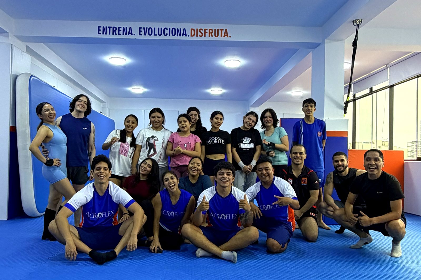 Grupo de alumnos y entrenadores de Acroflex